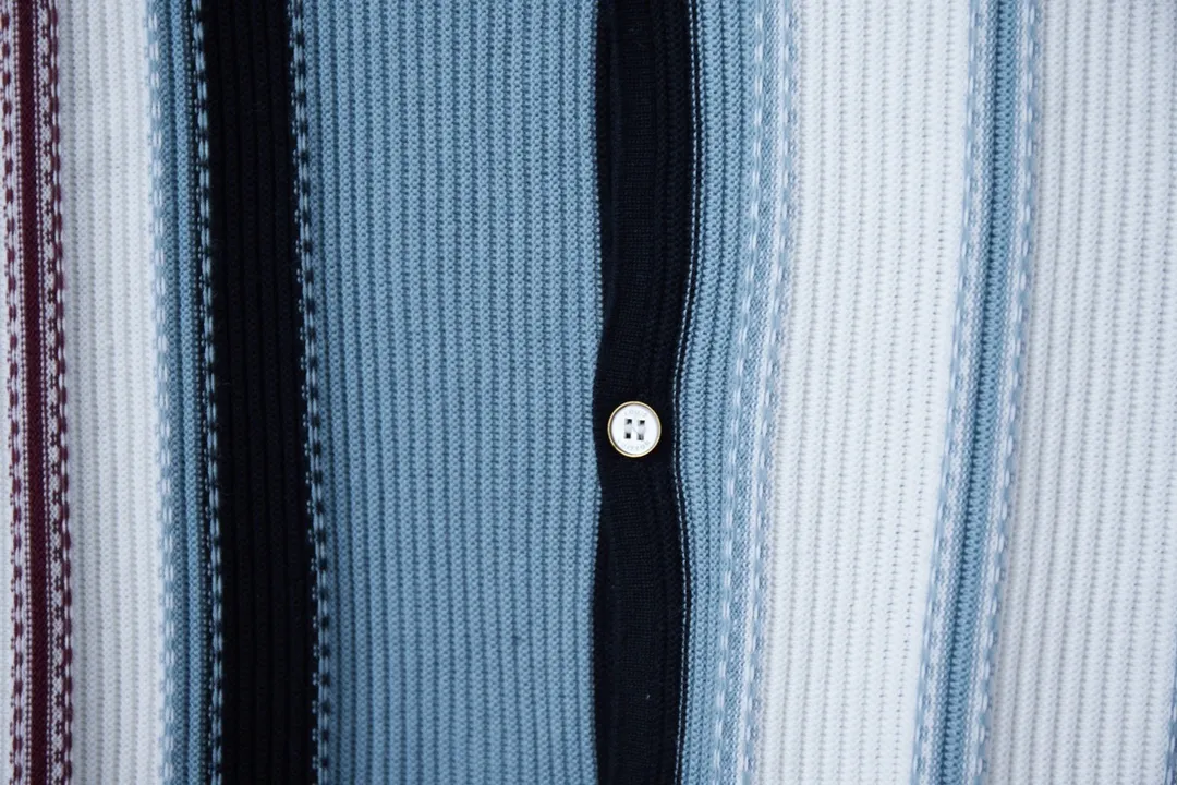 🅿️300 Lujia 25ss new cotton short-sleeved shirt has a loose and breathable silhouette with vertical crochet stripes and Yingze embroidered logos on the front and back. The pearlescent buttons on the front highlight the elegant details, and can be paired with matching shorts to create a cruise look. Size: S.M.L.XL.